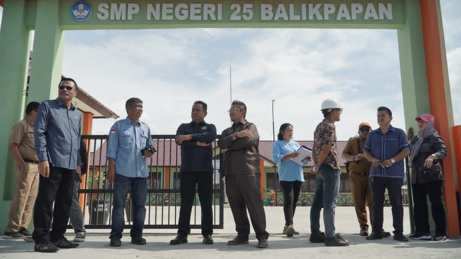 Anggota DPRD Balikpapan melakukan sidak pembangunan akses menuju SMPN 25 Balikpapan Barat. (Foto: Niken Dwi Sitoningrum)