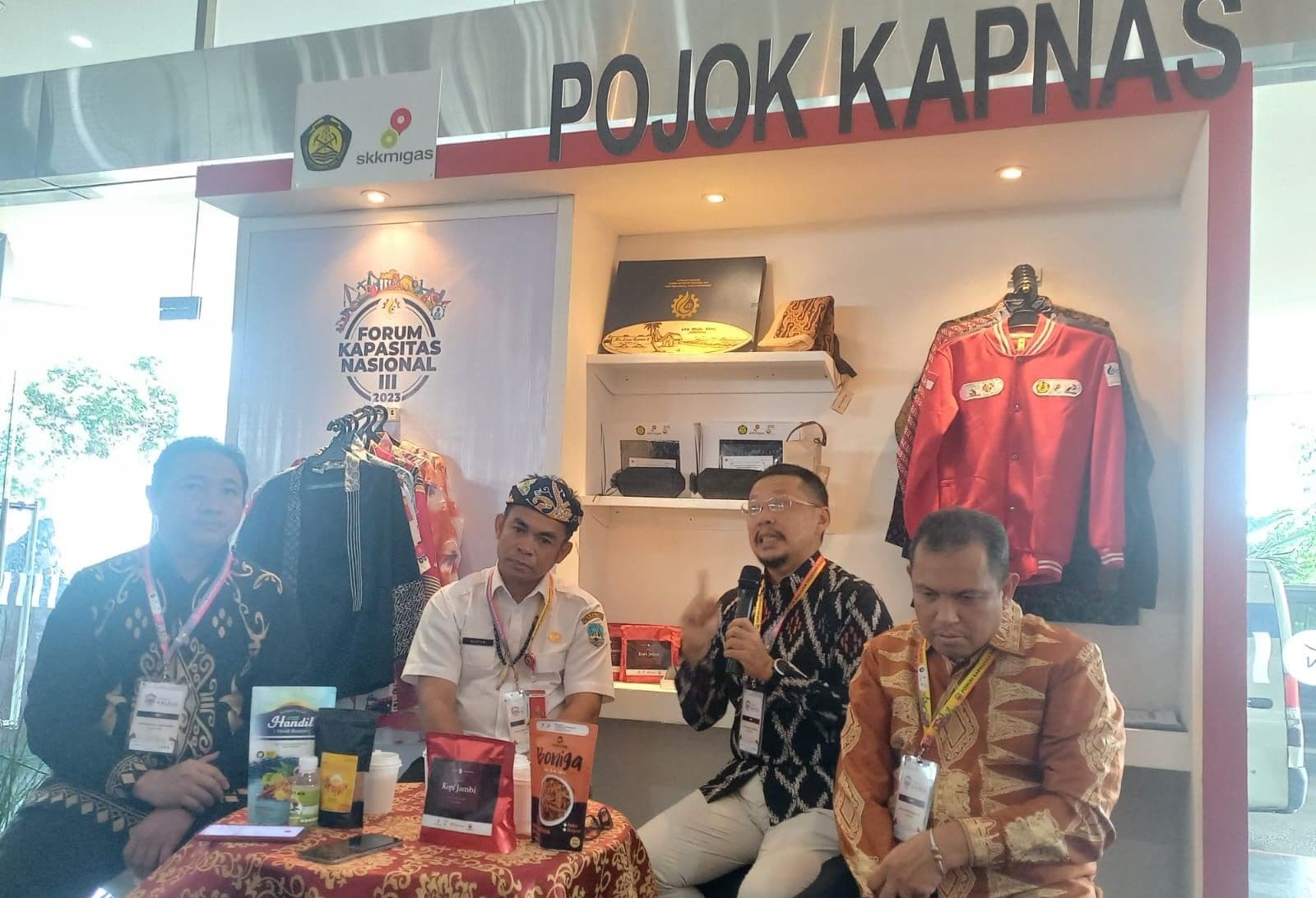 Ketua Kordinator Program Kapasitas Nasional III th. 2023 Bp. Fery Sarjana

Asisten II Provinsi Kalimantan Utara, DR. Bustan, Ketua Umum Program Kapasitas Nasional III th. 2023, Erwin Suryadi, Kepala Perwakilan SKK Migas Wilayah Kalimantan & Sulawesi, Azhari Idris (Foto: Ferry Cahyanti)