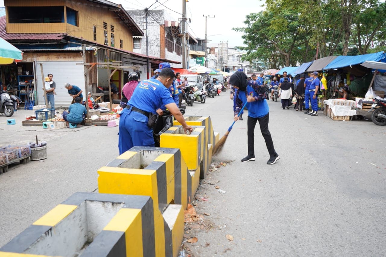 Tingkatkan Kesadaran Lingkungan, Polda Kaltim Bersih-Bersih Pantai dan Pasar di Balikpapan