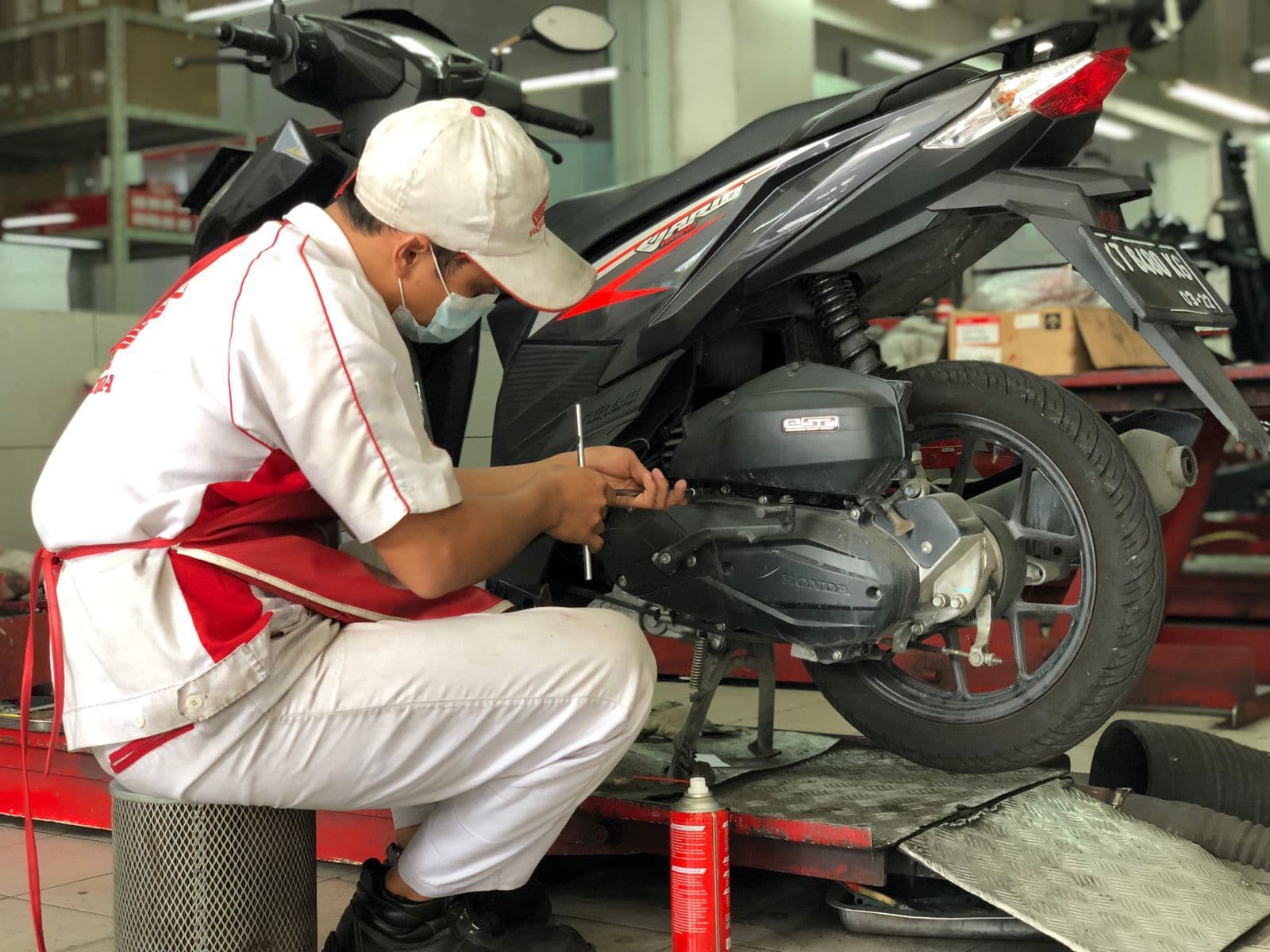 Jadi pengguna motor Honda memang enak. Sudah dikenal paling irit BBM, motor bandel, dan perawatan mudah, eh dapat diskon jasa service pula.