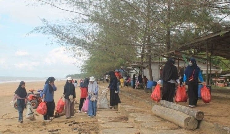 Ratusan warga PPU mengikuti aksi pilah smapah dalam rangkaian World Clean Up Day 2023 di Pantai Tanjung Jumlai. (Foto: Pemkab PPU) 