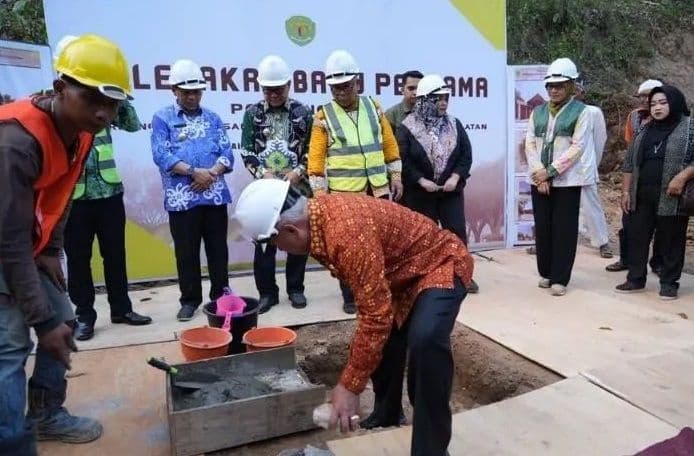 Gubenrur Isran Noor melakukan proses peletakan batu pertama pembangunan 'Gerbang Persahabatan' Kaltim-Kalsel.  (Foto: Biro Adpimprov)