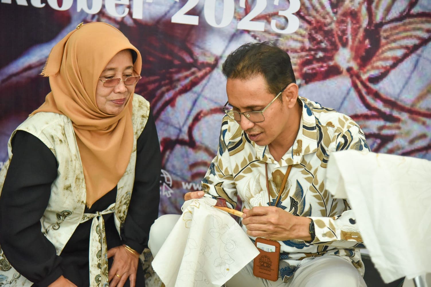 Peringati Hari Batik Nasional, Bandara SAMS Sepinggan Ajak Penumpang Lestarikan Warisan Budaya