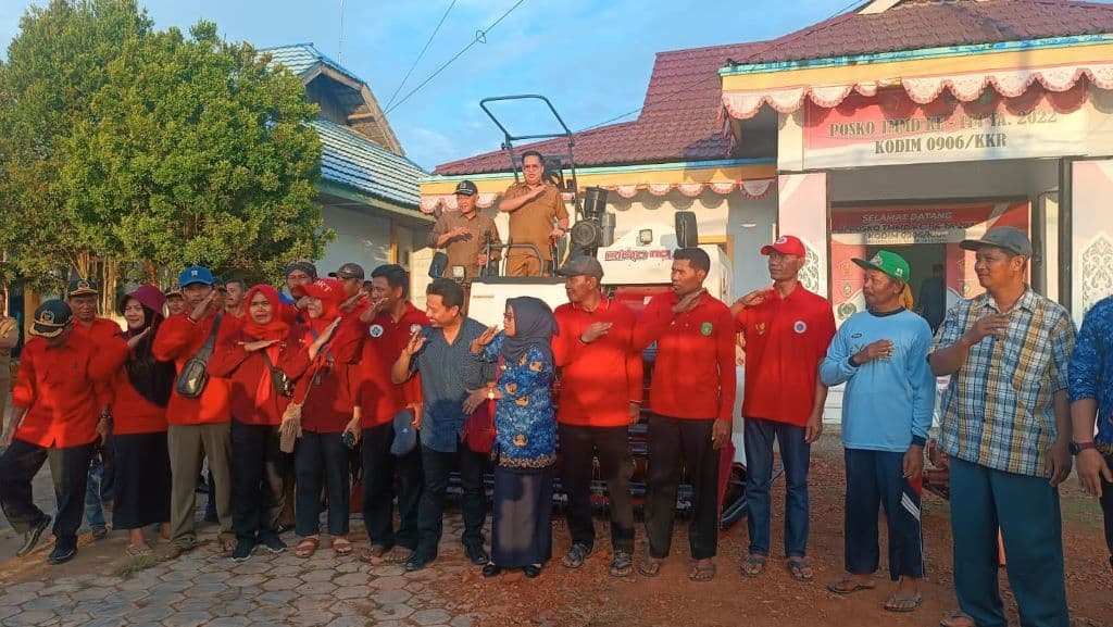 Wakil Bupati Kukar, Rendi Solihin dalam kunjungan kerja ke Desa Muara Kaman, baru-baru ini. 