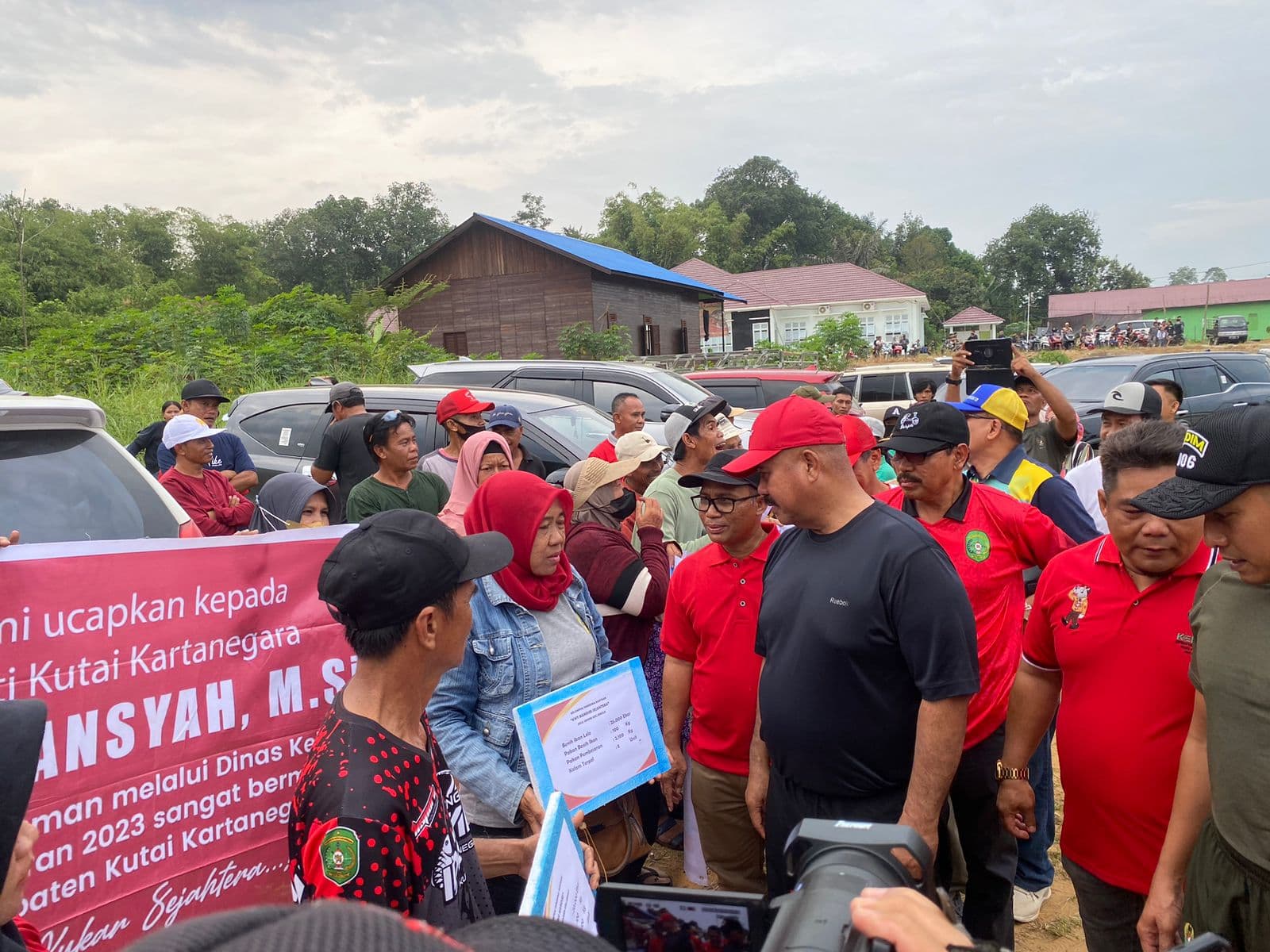 HUT TNI ke 78, Bupati Kukar Serahkan Bantuan Peralatan Pertanian dan Perikanan di Kecamatan Sebulu