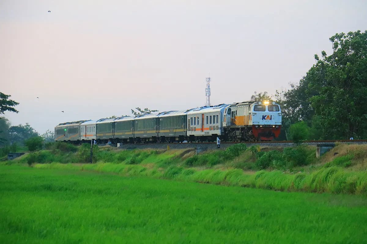 PT Kereta Api Indonesia (Persero) meluncurkan layanan terbaru berjenis Suite Class Compartment.  Kebutuhan jalur kereta api di Pulau Kalimantan sangat mendesak.  (TrenAsia/ Khafidz Abdullah) 
