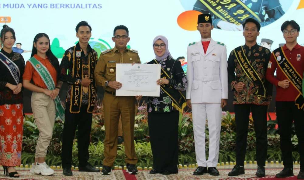 Penandatangan Komitmen Bunda Paud Kota Balikpapan dengan komunitas generasi muda Kota Balikpapan, di Auditorium Balai Kota Balikpapan, pada hari Selasa 17 Oktober 2023. (FOTO: NIKEN SULASTRI/IBUKOTAKINI.COM)