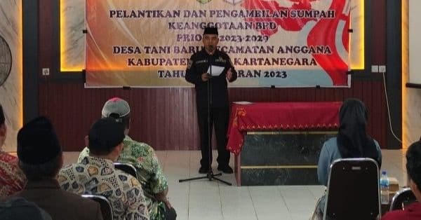 Asisten I Setdakab Kukar, Akhmad Taufik Hidayat melantik anggota BDP Desa Tani Baru. (FOTO: ROBI SIGIARTO/IBUKOTAKINI.COM)