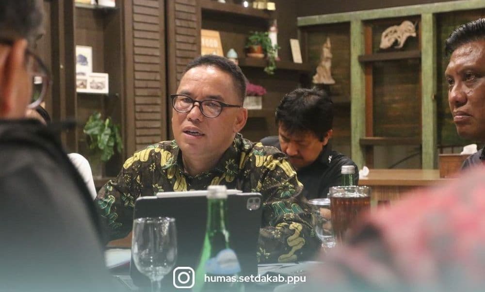 Pj Bupati PPU, Makmur Marbun berdiskusi dengan Menhub Budi Karya. (FOTO: HUMAS SETKAB PPU) 