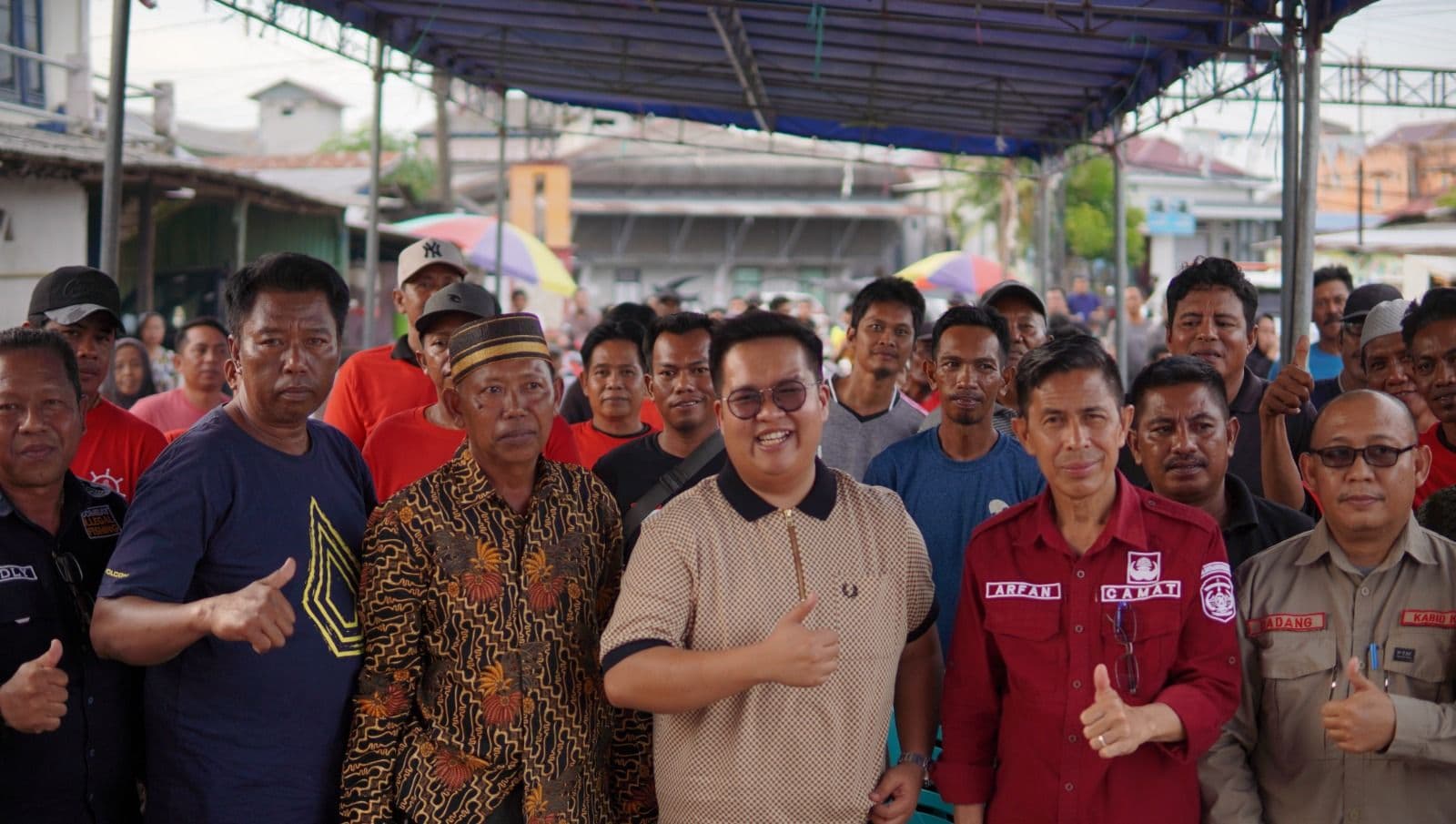 Program Dedikasi Kukar Idaman, Rendi Solihin Salurkan Perahu ke Nelayan di Muara Badak