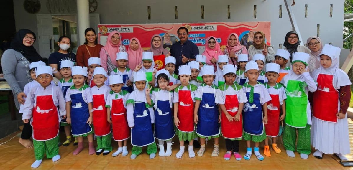 Anak-anak di Balikpapan belajar membuat pizza dengan Bunda Arita. Pasca seruan boikot merek yang mendukung Israel, penjualan UMKM meningkat. 