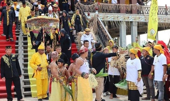 Penjabat (Pj) Bupati Makmur Marbun hadir dengan membawa tombak Kesultanan Paser memimpin pelepasan Larung Jakit yang di ikuti oleh seluruh tokoh adat Kalimantan Timur.