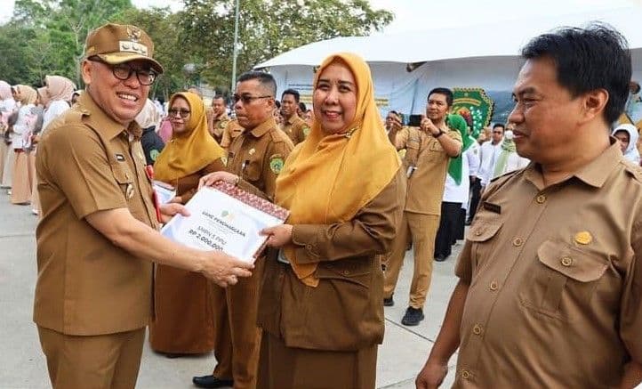 Penjabat (Pj) Bupati Penajam Paser Utara (PPU), Makmur Marbun memberikan motivasi kepada seluruh pegawai di lingkungan Pemkab PPU. 