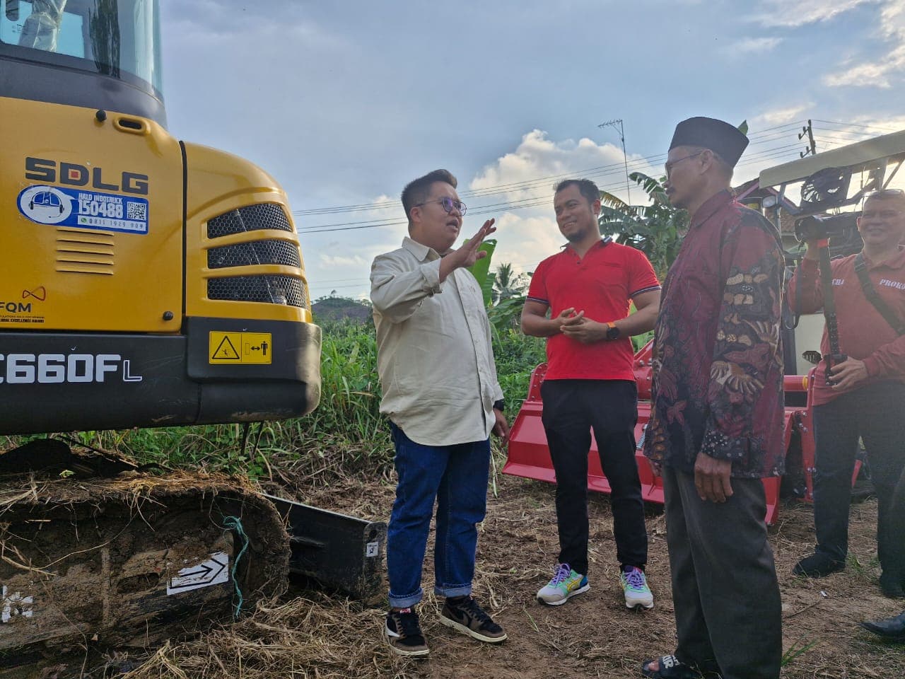 Wakil Bupati Kukar Salurkan Alsinta ke Kelompok Tani di Desa Bukit Raya