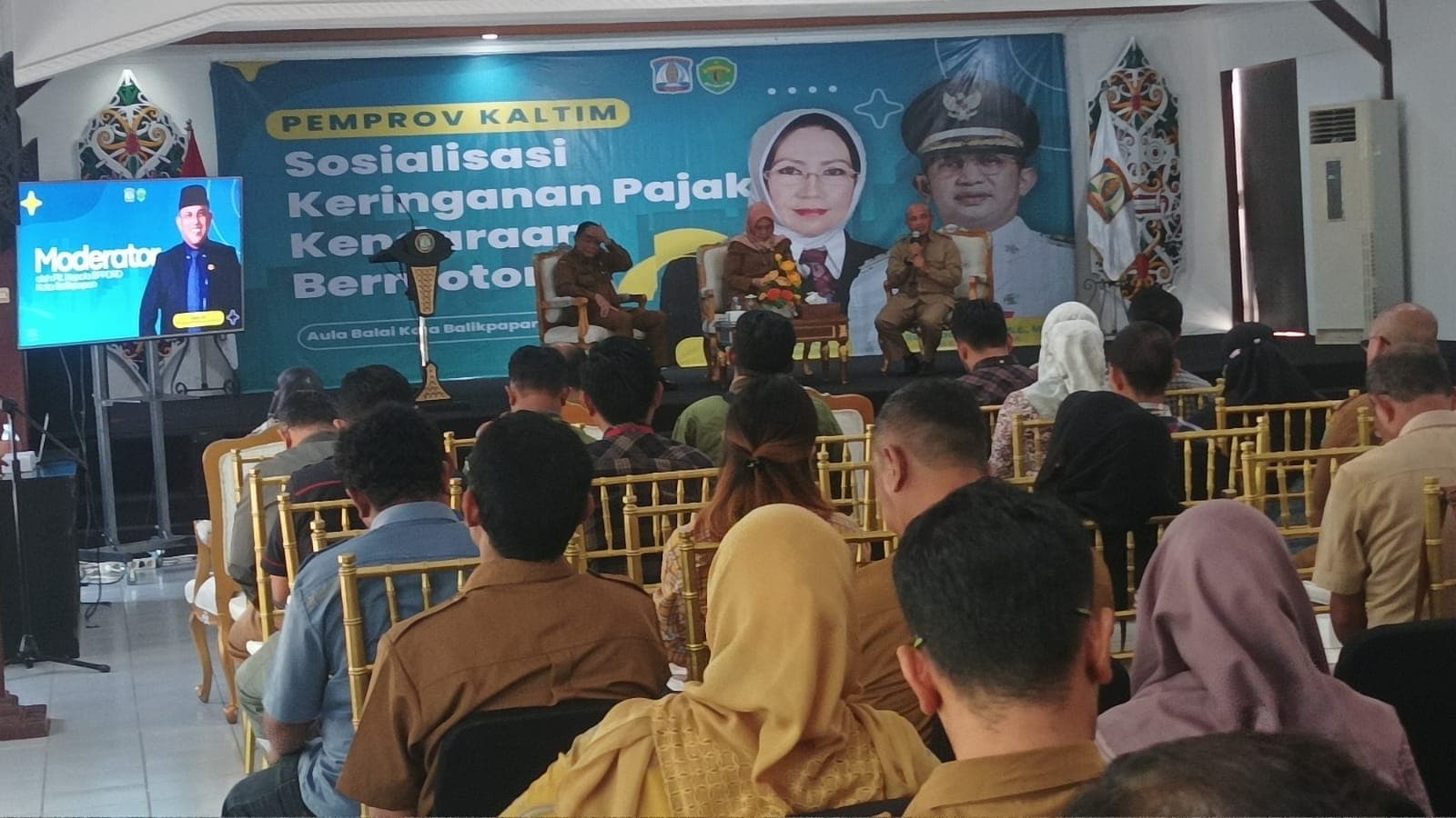 Kepala Bapenda Kaltim,  Hj Ismiati saat memberikan sosialisasi kepada seluruh lurah, camat maupun perusahaan Kota Balikpapan di Aula Wakil Wali Kota Balikpapan, pada hari Selasa (5/12/2023).
