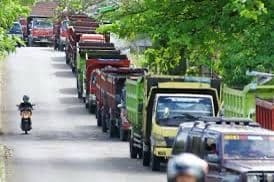 Sejumlah truk mengantre solar di SPBU Balikpapan. Belum idealnya jumlah SPBU menjadi salah satu penyebab. 