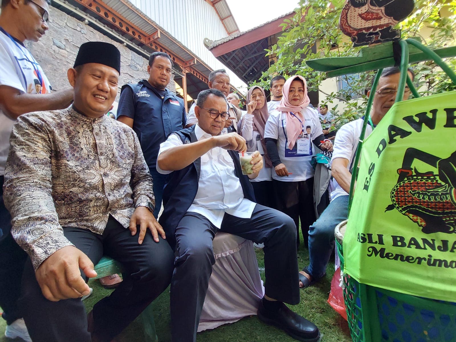 Dukung Anies-Gus Imin (AMIN), Penjual Dawet Banjarnegara Sumbang 1 Pikul untuk Para Relawan  