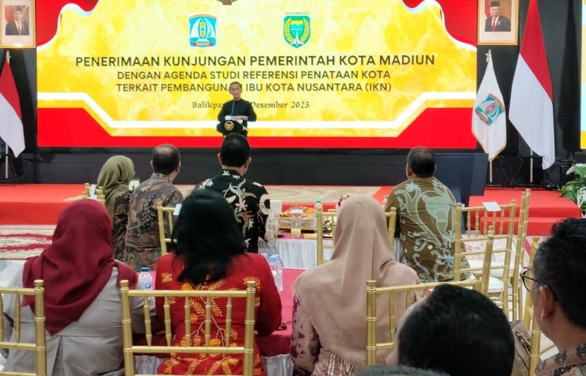 Terima Kunjungan Pemkot Madiun, Wali Kota Balikpapan Paparkan Program Pendidikan dan Kesehatan di Auditorium Balaikota Balikpapan, Kamis (21/12/2023) malam