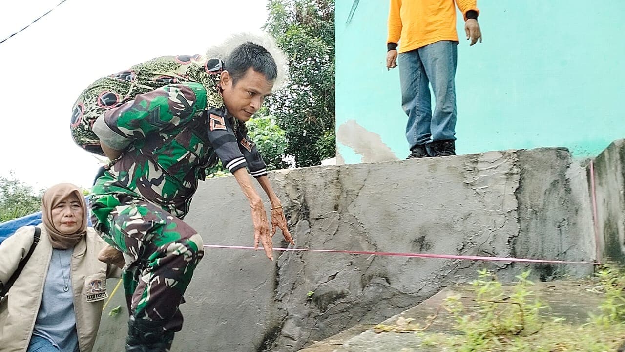 Tanggap Bencana, Babinsa Sertu Taufik Hadi Gendong Korban Tanah Longsor