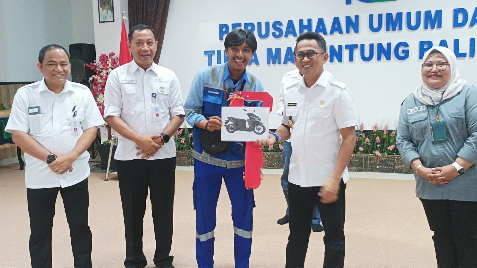 Wali Kota Balikpapan saat menyerahkan hadiah kepada pemenang door prize pada perayaan HUT ke 3 PTMB, di Aula PTMB pada hari Rabu, 27 Desember 2023.