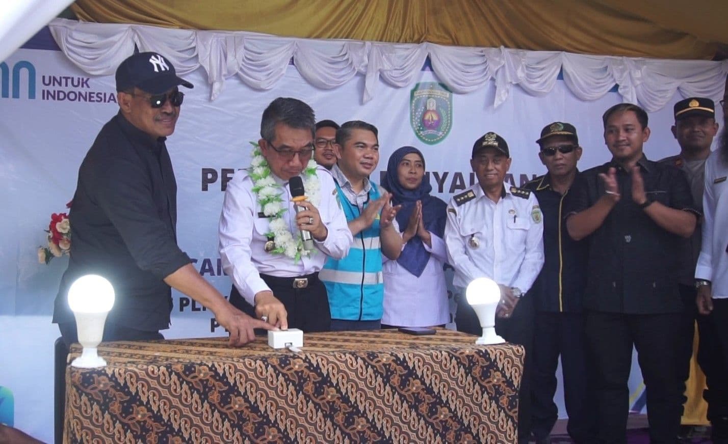 Berkah di Penghujung Tahun, Desa Persiapan Sekurau Atas Kini diterangi Listrik PLN