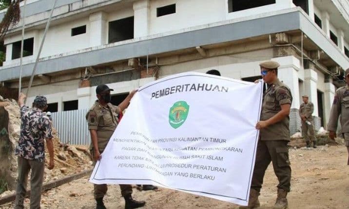 Aparat Satpol PP menutup sementara pembongkaran sebagian bangunan Rumah Sakit Islam Samarinda terdampak pembangunan terowongan. (FOTO: BIRO ADPIMPROV)