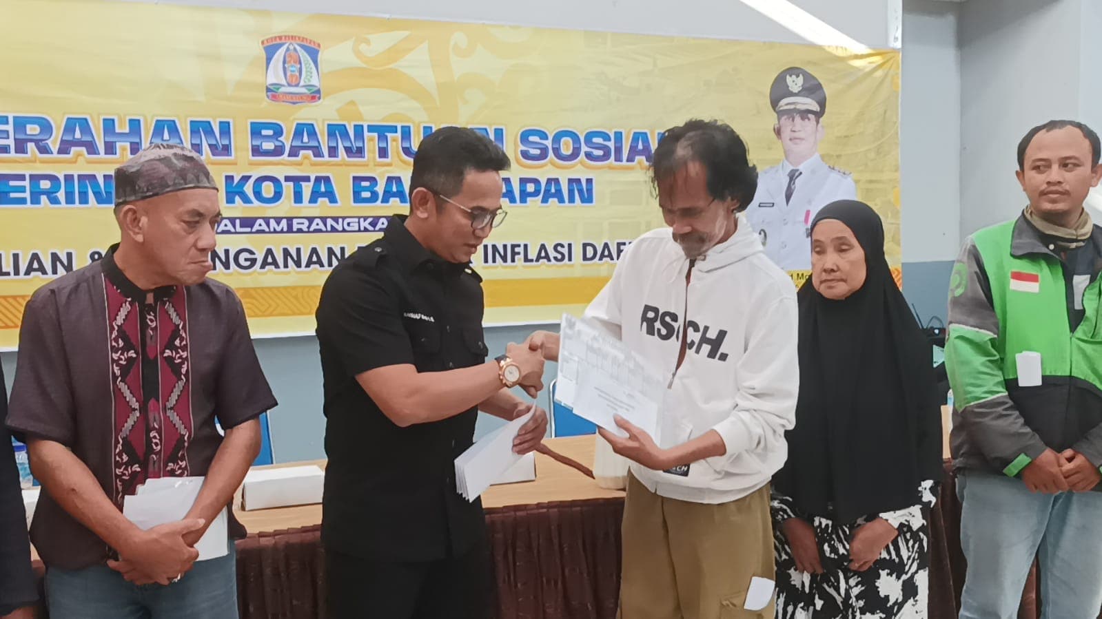 Wali Kota Balikpapan H Rahmad Mas'ud serahkan bantuan sosial, dalam rangka pengendalian dan penanganan dampak inflasi, di Kecamatan Balikpapan Barat, pada hari Kamis (8/2/2024)