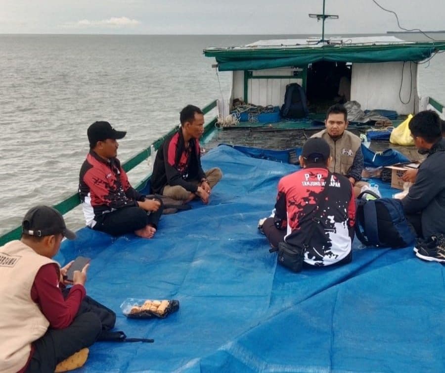 Pendistribusian logistik pemilu oleh PPK Tanjung Harapan gunakan kapal (Foto Istimewa)