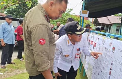 Pj Bupati PPU Makmur Marbun ketika meninjau TPS di sejumlah Kecamatan pada Rabu 14 Februari 2024 9Foto: Istimewa)