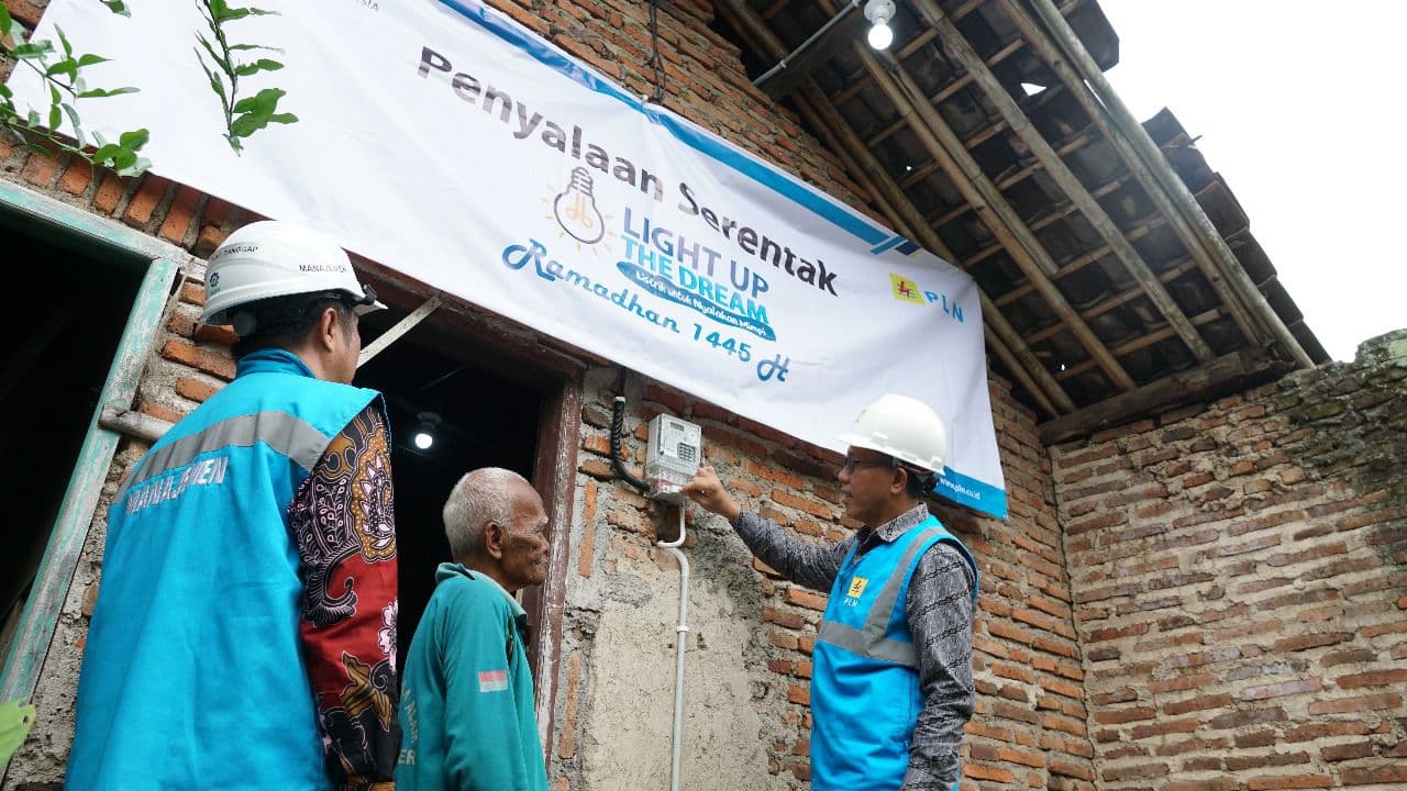 PLN Sambung Listrik Gratis 2.920 Keluarga Prasejahtera dari Donasi Pegawai di Berbagai Daerah