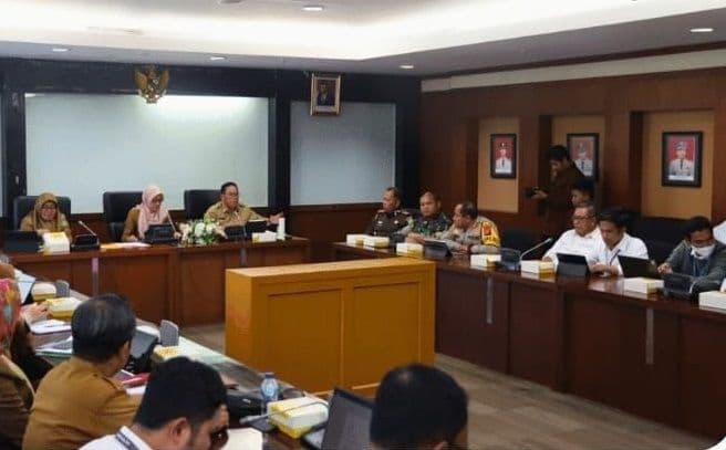  Pj Bupati PPU Makmur Marbun saat menghadiri rapat teknis ekspose penanganan dampak sosial kemasyarakatan dalam rangka penyediaan tanah untuk pembangunan bandara VVIP Ibu Kota Nusantara (IKN) di Kabupaten PPU, Kalimantan Timur (Kaltim), Senin (19/2/2024) siang di Samarinda.