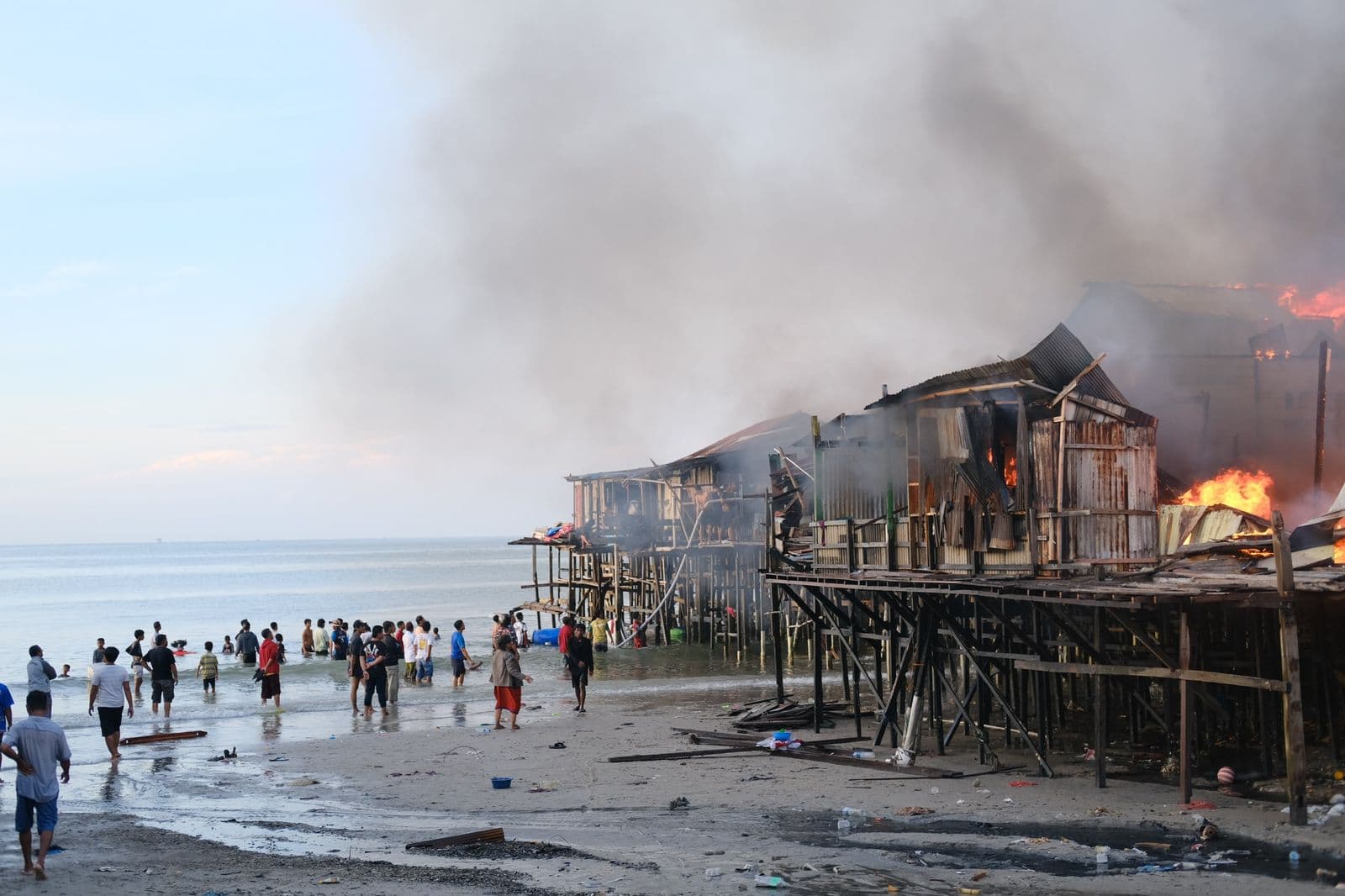 Kebakaran Besar di Klandasan Balikpapan, Pemadam Kebakaran Masih Lakukan Pemadaman