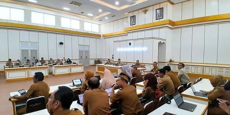 Penjabat (Pj) Bupati PPU Makmur Marbun didampingi Sekda, Tohar dan Asisten II Bidang Perekonomian dan Pembangunan, Sodikin menggelar rapat evaluasi realisasi anggaran, Senin (18/03/24).