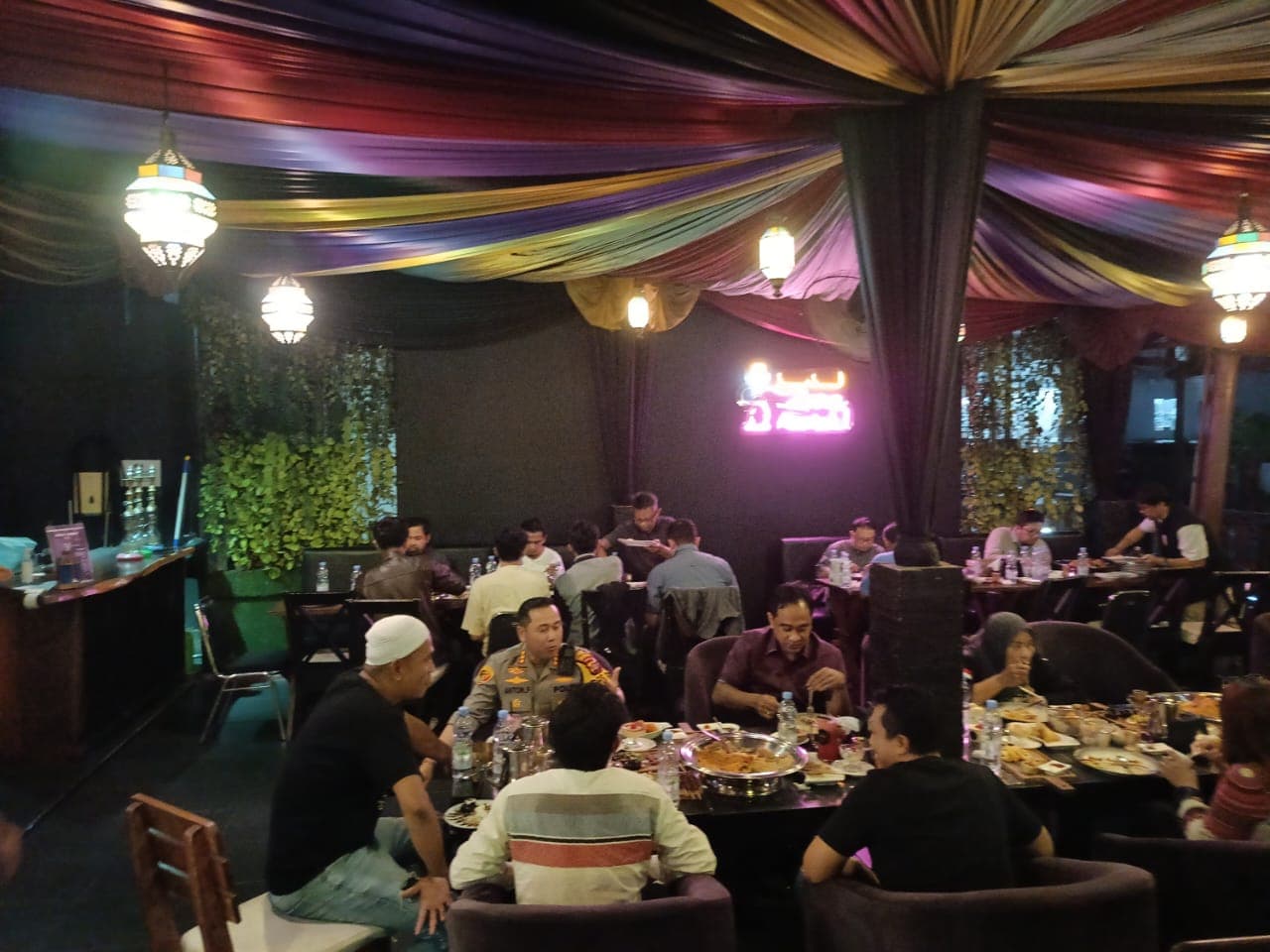 Kapolresta Balikpapan Kombes Pol Anton Firmanto bersama para penggiat media sosial Kota Balikpapan saat berbuka puasa bersama di Laziz Arabic Resto, pada hari Selasa, 19 Maret 2024