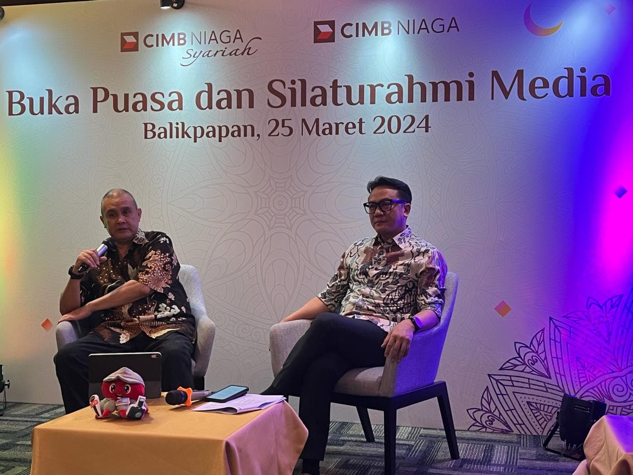 Direktur Syariah Banking CIMB Niaga Pandji P. Djajanegara dan Presiden Direktur CIMB Niaga Finance/CNAF Ristiawan Suherman Buka Puasa dan Silaturahmi Media bersama CIMB Niaga di Balikpapan, Kalimantan Timur, Senin (25/3/2024)