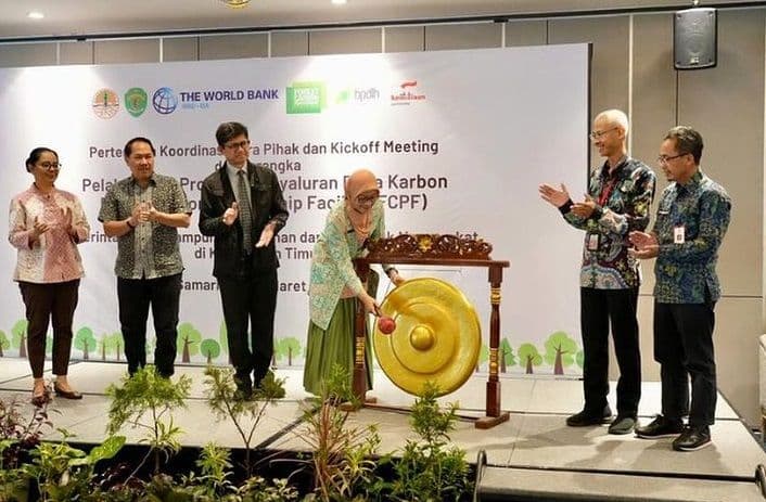 Sekda Kaltim Sri Wahyuni membuka  Kick Off Meeting dan Sosialisasi Program Penyaluran Dana Forest Carbon Partnership Facility (FCPF-CF) di Samarinda, Kamis (28/3/2024).