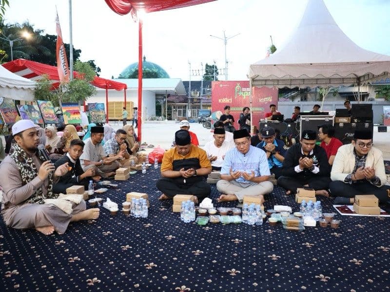 FKPR Ditutup, Asisten III Pemkab Kukar Berikan Hadiah lomba Kaligrafi