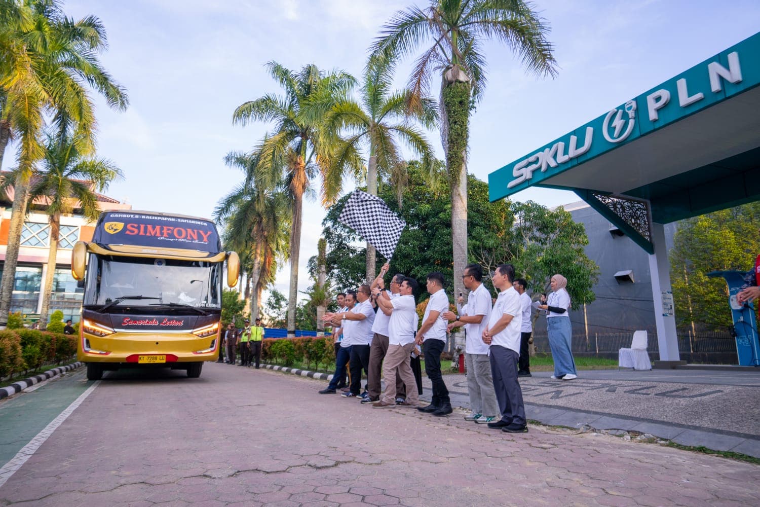 Mudik Asyik Bareng BUMN, PLN Lepas 975 Pemudik Balikpapan