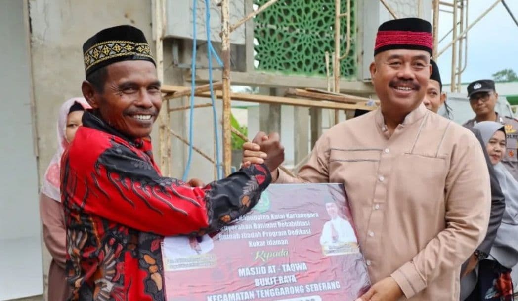 Bupati Kutai Kartanegara, Edi Damansyah, menyerahkan bantuan Kukar Idaman di Desa Bukit Raya. 