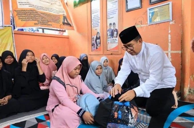 Ada enam panti asuhan yang dikunjungi Pj Gubernur Akmal bersama istri dan keluarga.