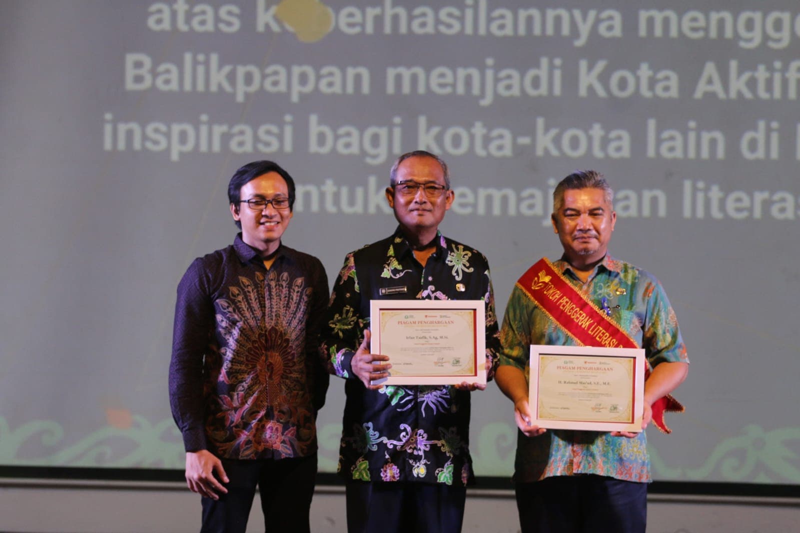 Staf Ahli Bidang Sosial, Kesejahteraan dan Pengembangan SDM Setda Kota Balikpapan, Adamin Siregar saat menerima penghargaan dari Nyalanesia, pada Puncak Festival Literasi Balikpapan 3, di Gedung Kesenian Balikpapan, pada hari Kamis, 18 April 2024.