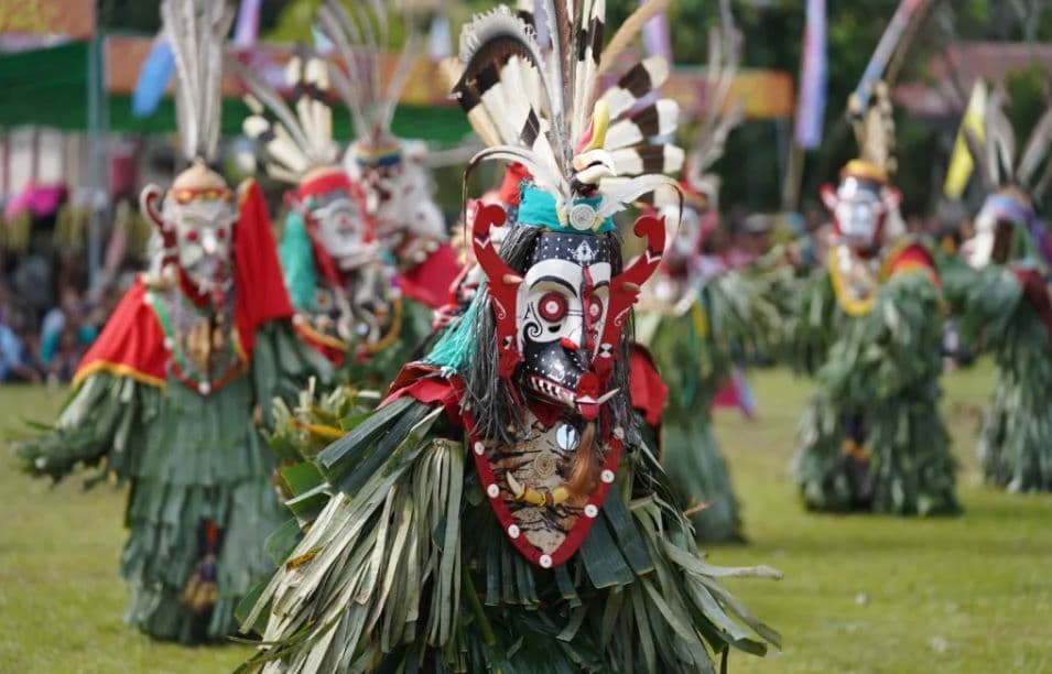 Salah satu yang menarik perhatian pengjung dalam Lom Plai adalah kostum adat Dayak Wehea.  