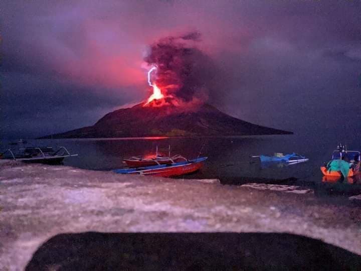 Gunung ruang erupsi pada Selasa, 30 April 2024  dinihari.