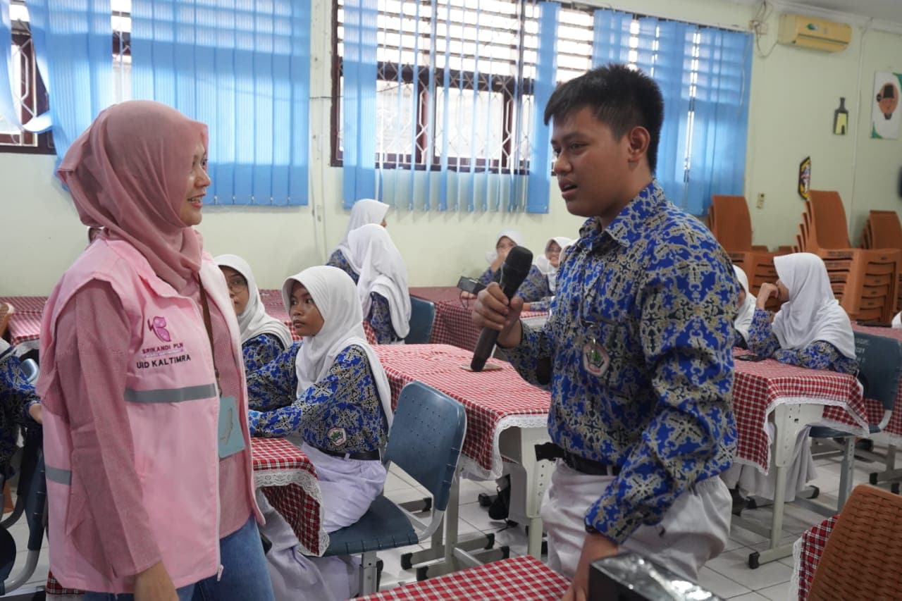 Gelorakan Semangat Kartini, Srikandi PLN Sharing Bahaya Listrik di SMPN 5 Balikpapan