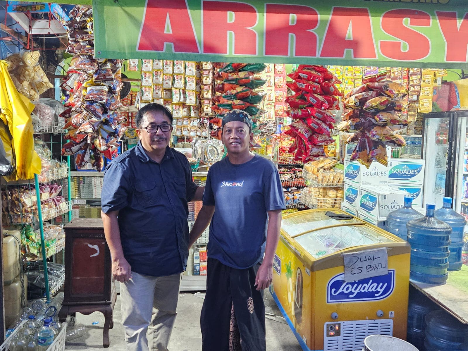 Penulis bersama pemilik warung Madura.