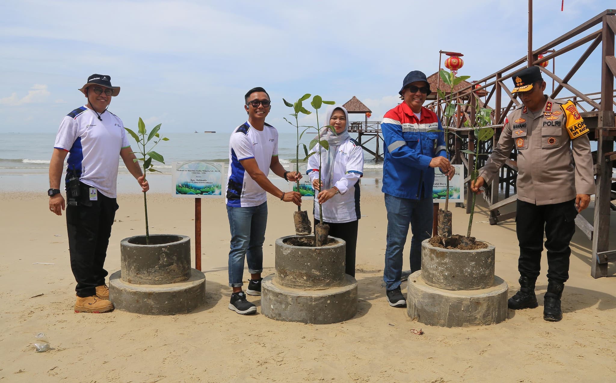 Rayakan Hari Jadinya ke-5, KPB Tanam Mangrove dan Bagikan Gerobak Sampah  