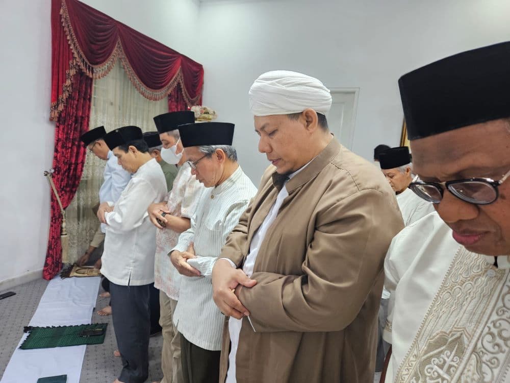 Salat maghrib berjamaah di acara satu tahun meninggalnya Norbaiti Isran.