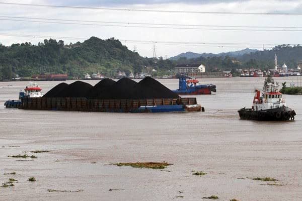 Sungai Mahakam sebagai jalur transportasi utama batu bara di  Kaltim