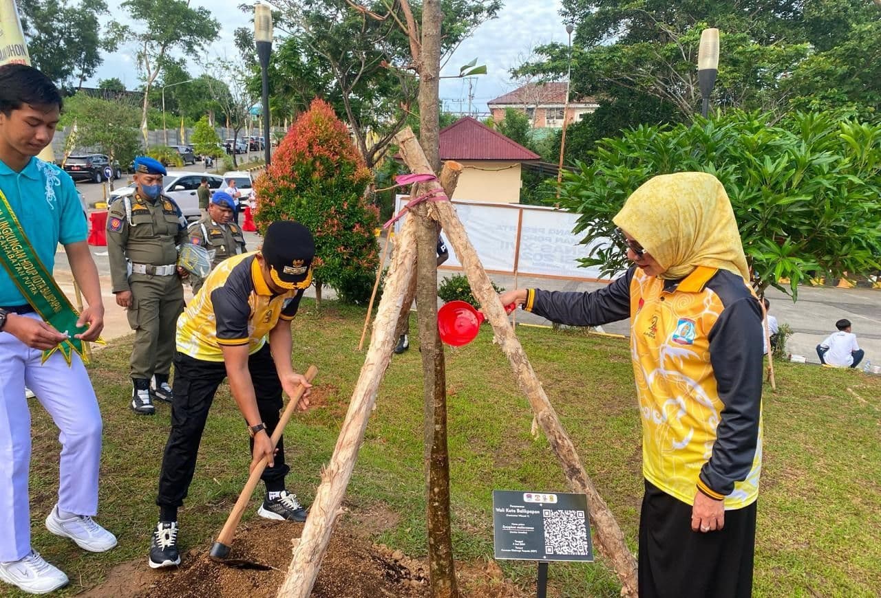 Ratusan Peserta Rakernas APEKSI 2024 Hijaukan Balikpapan dengan Menanam Pohon