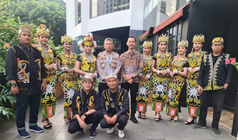 Yatim dan penari yang tampil di Mabes Polri.